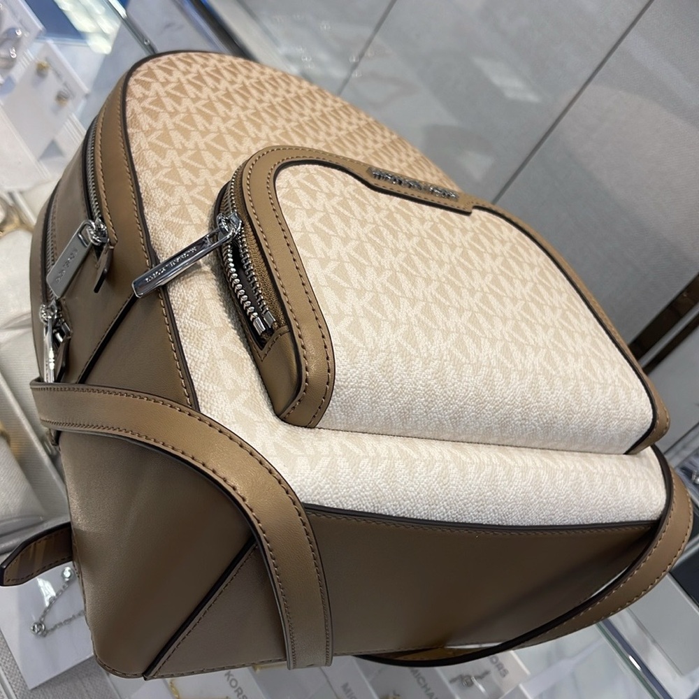 MICHAEL KORS Jaycee Medium Ombré Signature Logo Backpack
Husk
NWT - Picture 14 of 16